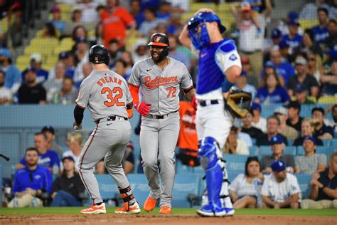 O's edge Dodgers in battle of big.